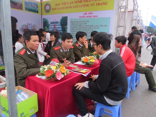 Hà Nội Hàng ngàn học sinh tham gia “Ngày hội tư vấn tuyển sinh – hướng nghiệp 2014”